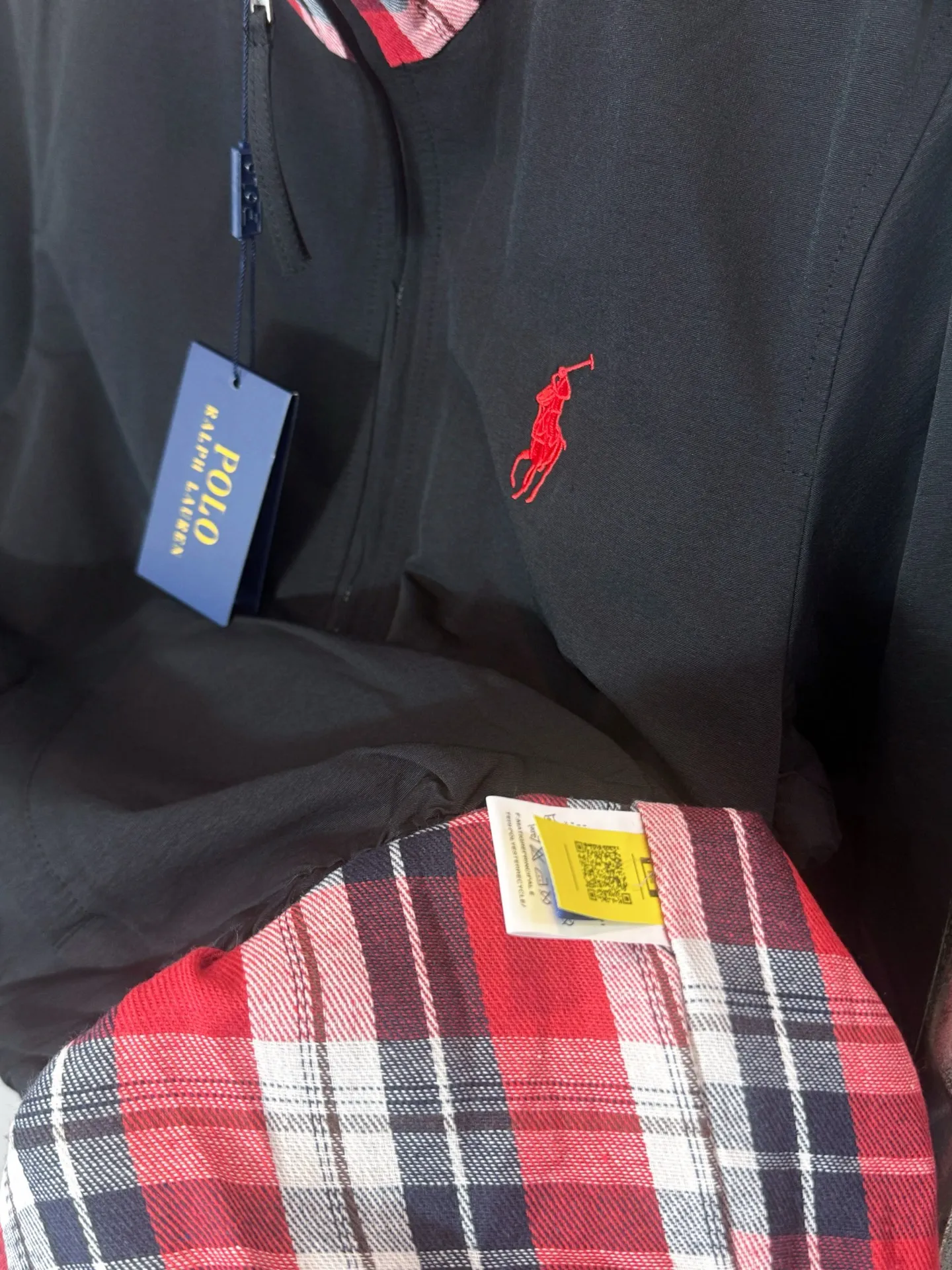 P320 model number: HE366 Ralph Lauren-Ralph Lauren old money style red plaid color block zipper jacket. The fabric is made of pure cotton breathable striped fabric. The upper body is comfortable and stylish, and feels silky and silky. The collar is made of red canvas plaid, and the horse riding warrior figure on the chest is made of high-density embroidery. The upper body is absolutely versatile, and the old money style style can be controlled casually. It is made by a large factory and has the original original label. It has three complete labels. You can buy it with confidence.  Color: Black/White Size: S M L XL